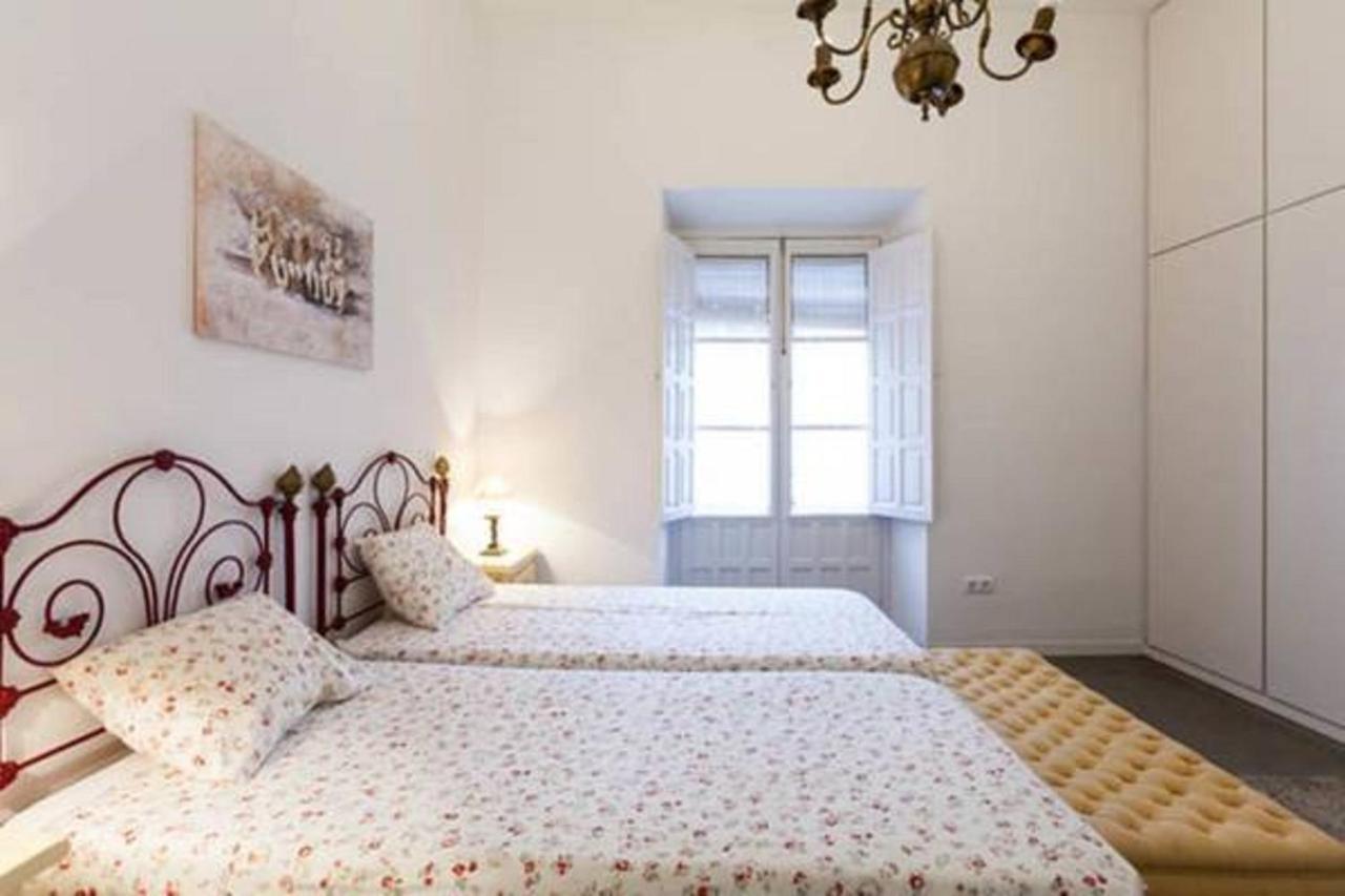 Apartamentos Rg Arenal Sevilla Rum bild