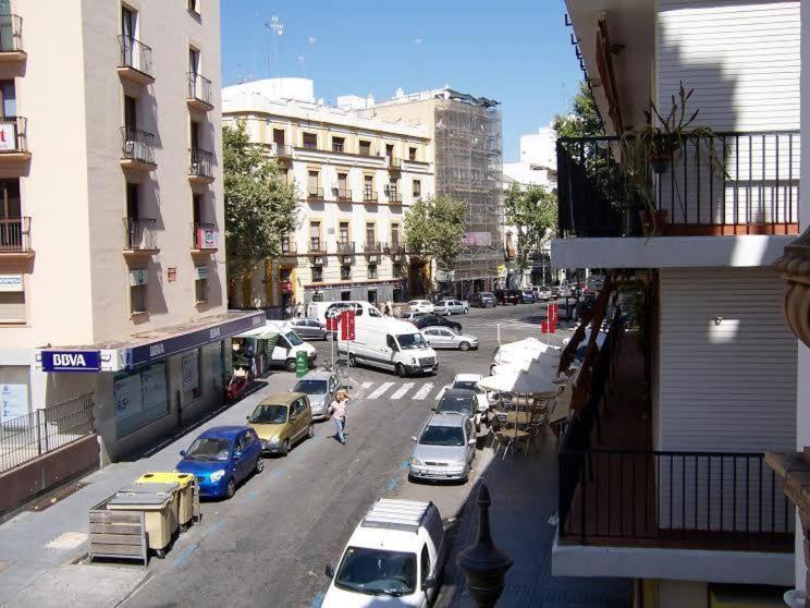 Apartamentos Rg Arenal Sevilla Rum bild